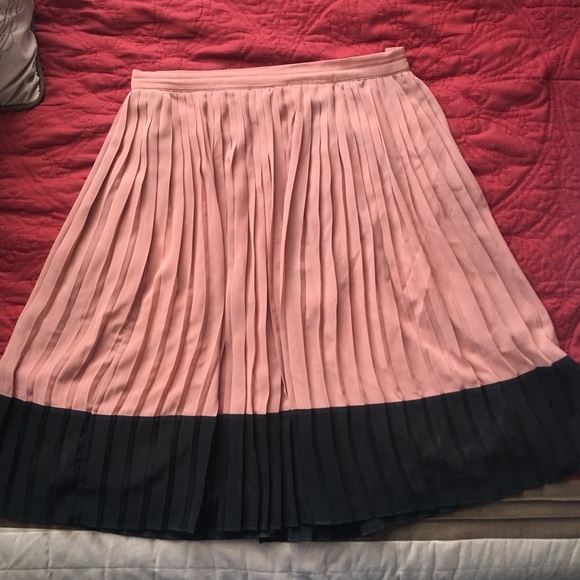 Two tone black and rose pleated knee length skirt - Picture 6 of 6
